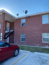 McAllen Square Apartments in McAllen, TX - Foto de edificio - Building Photo