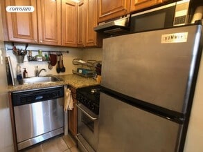 351 W 51st St in New York, NY - Building Photo - Building Photo