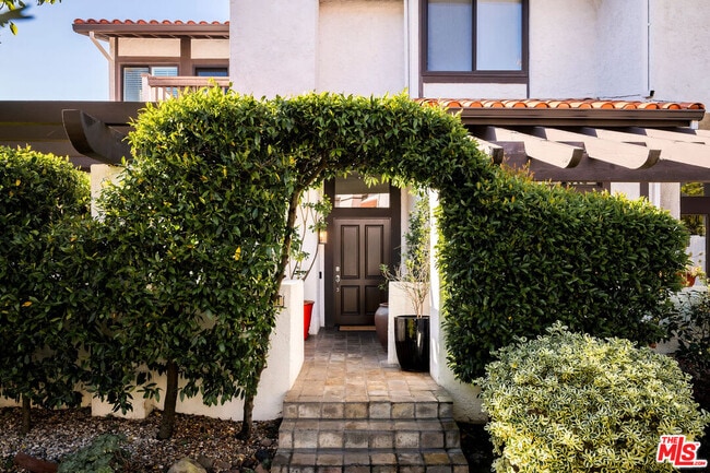 1561 Michael Ln in Los Angeles, CA - Building Photo - Building Photo