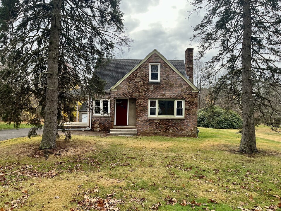 26 Short Rocks Rd in Branford, CT - Building Photo