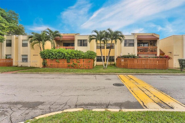 8883 Fontainebleau Blvd in Miami, FL - Building Photo - Building Photo