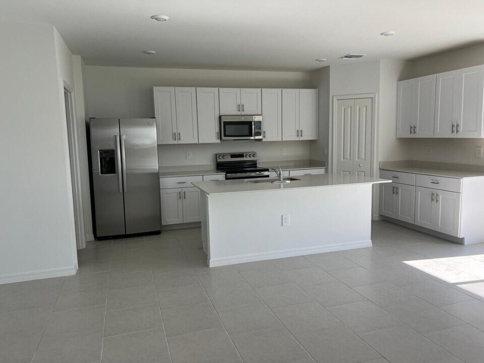 372 Compese Ave S in Lehigh Acres, FL - Building Photo