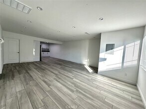 8226 Webb Ave in Los Angeles, CA - Foto de edificio - Building Photo