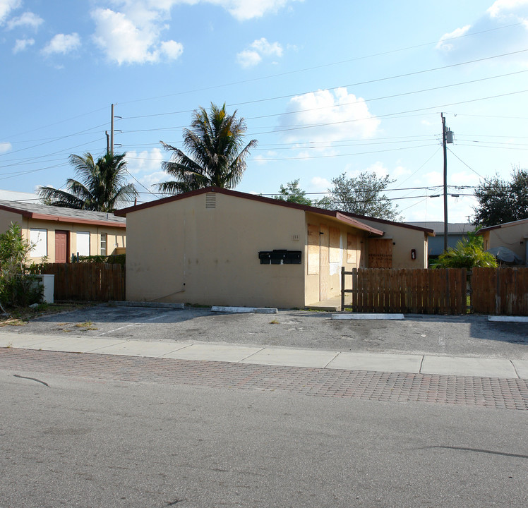 133-137 SW 5th Ct in Dania, FL - Building Photo