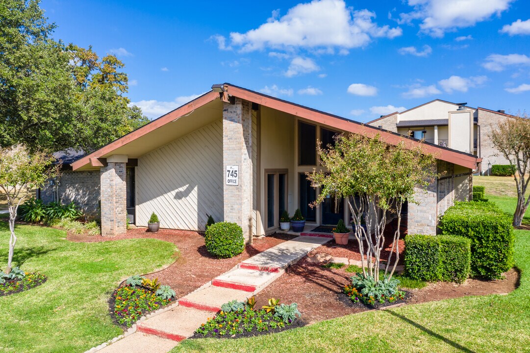 Glen Rose Park in Hurst, TX - Building Photo