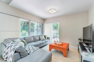 10387 NW 43rd Terrace in Doral, FL - Building Photo - Building Photo