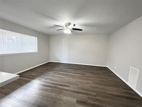 201 S Kaysie St in Angleton, TX - Building Photo - Building Photo