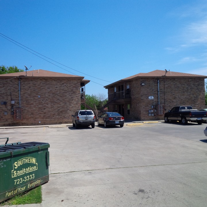 India Apartments in Laredo, TX - Building Photo