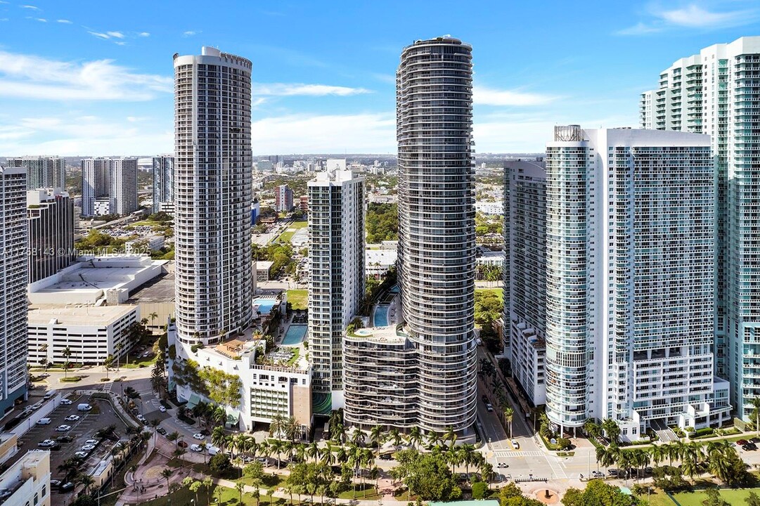 488 NE 18th St, Unit 3105 in Miami, FL - Building Photo