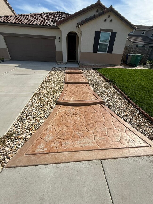 404 Manuel Ct in Los Banos, CA - Building Photo - Building Photo