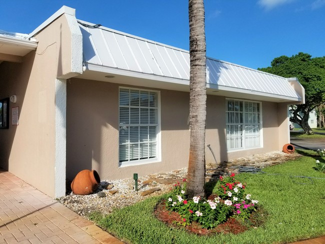 Infinity: Clear Lake Palms in West Palm Beach, FL - Foto de edificio - Building Photo