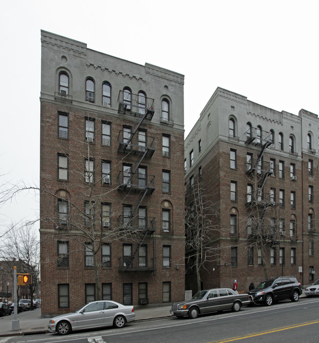 Gertrude Court in New York, NY - Building Photo - Building Photo