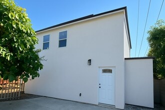 7344 Topeka Dr in Reseda, CA - Building Photo - Building Photo
