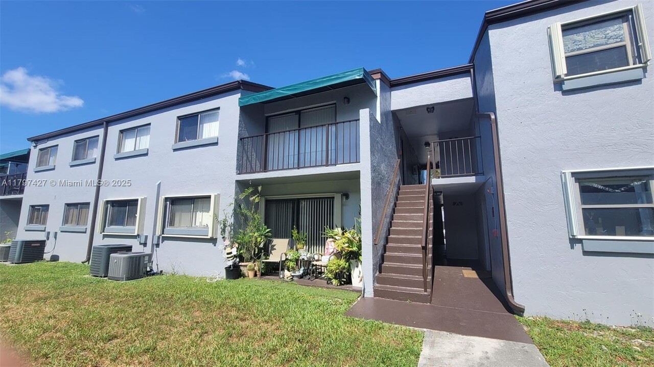 7405 SW 152nd Ave in Miami, FL - Building Photo