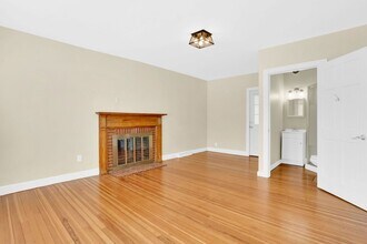 157-159-159 Pleasant St in Easthampton, MA - Foto de edificio - Building Photo