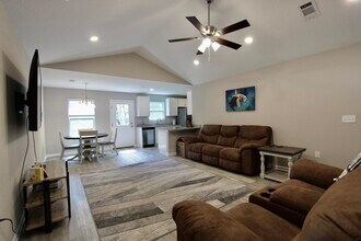 102 Windsor Dr in Crestview, FL - Building Photo - Building Photo