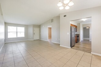 2122 SE 6th Ln in Cape Coral, FL - Foto de edificio - Building Photo