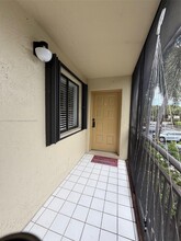 422 Lakeview Dr in Weston, FL - Foto de edificio - Building Photo