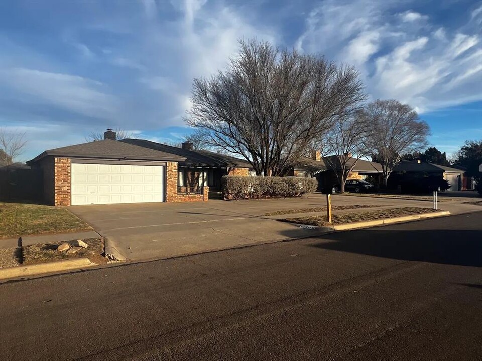 7913 Albany Ave in Lubbock, TX - Foto de edificio