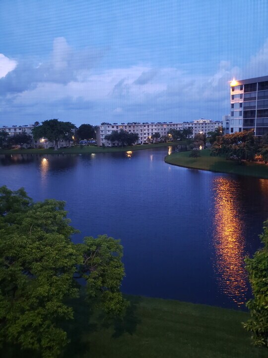 2222 N Cypress Bend Dr, Unit #202 in Pompano Beach, FL - Building Photo