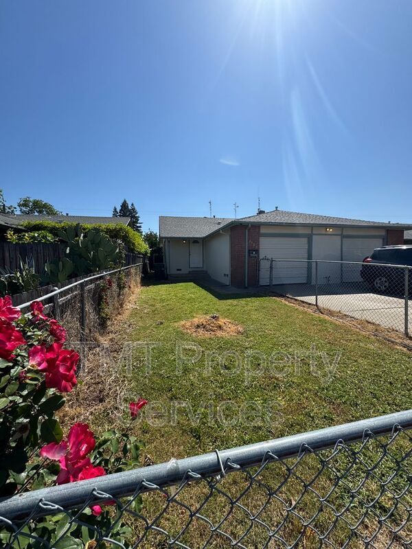 3705 Moonbeam Dr in Sacramento, CA - Building Photo - Building Photo
