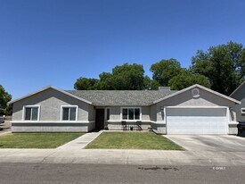 700 N 1st Ave in Thatcher, AZ - Building Photo