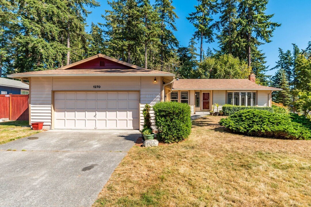 1270 SW Ingleside Ct in Oak Harbor, WA - Building Photo