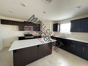221 E Sedona Ave in Visalia, CA - Building Photo - Building Photo