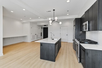 1801 W Grand Ave in Chicago, IL - Building Photo - Building Photo