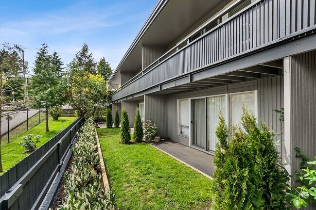 Van Lloyd Apartments in Burien, WA - Foto de edificio - Building Photo