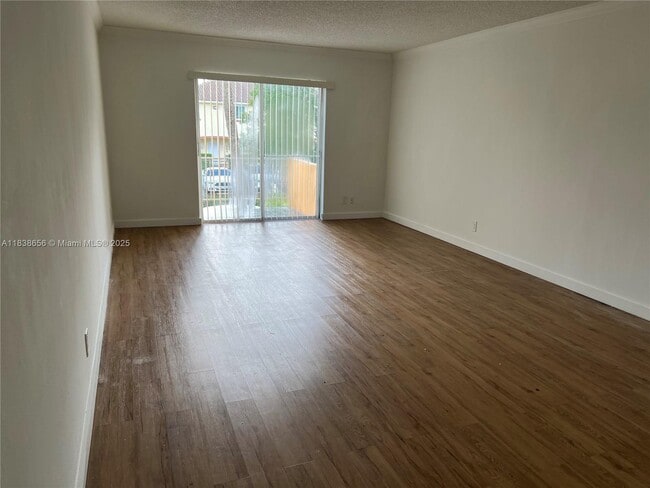 17901 NW 68th Ave, Unit 202 in Hialeah, FL - Foto de edificio - Building Photo