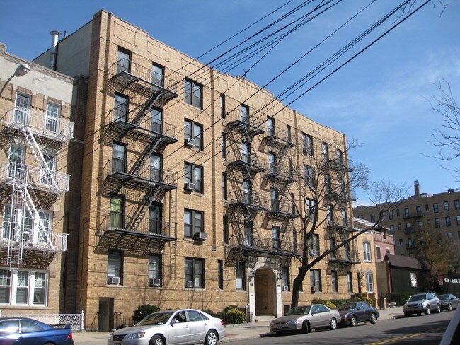 25-21 31 Avenue in Long Island City, NY - Foto de edificio - Building Photo