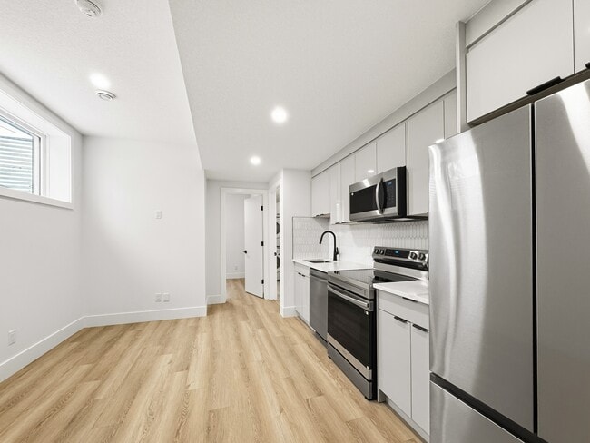 4125R-41217 Avenue SW in Calgary, AB - Building Photo - Building Photo