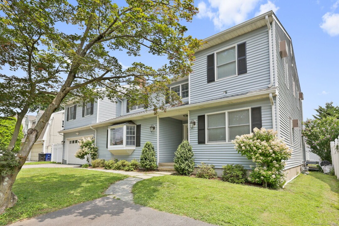 19 Windy Knolls in Greenwich, CT - Building Photo