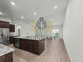 1132 S Simon St in Visalia, CA - Foto de edificio - Building Photo