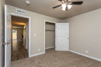 Merit Manor in Clovis, CA - Foto de edificio - Interior Photo
