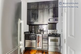 562 Hudson St in New York, NY - Building Photo - Building Photo