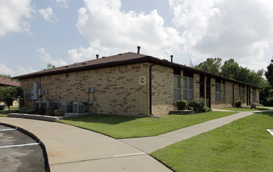 Garnett Village in Tulsa, OK - Building Photo