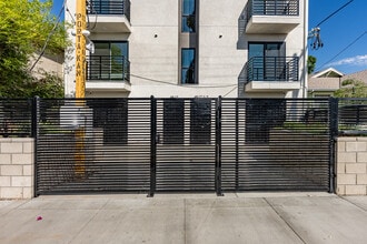 4517 Kingswell Ave in Los Angeles, CA - Foto de edificio - Building Photo