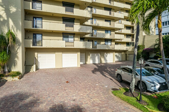 The Villas of Vanderbilt Condos in Naples, FL - Foto de edificio - Building Photo