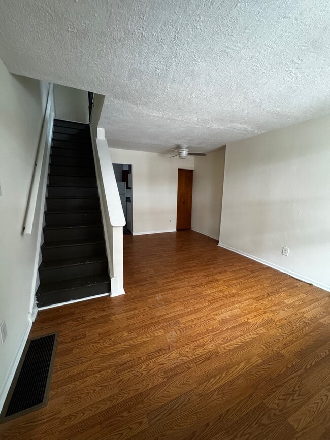 856 Moss St in Philadelphia, PA - Building Photo - Building Photo