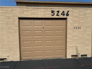 5246 Golden Ln in Las Vegas, NV - Building Photo - Building Photo