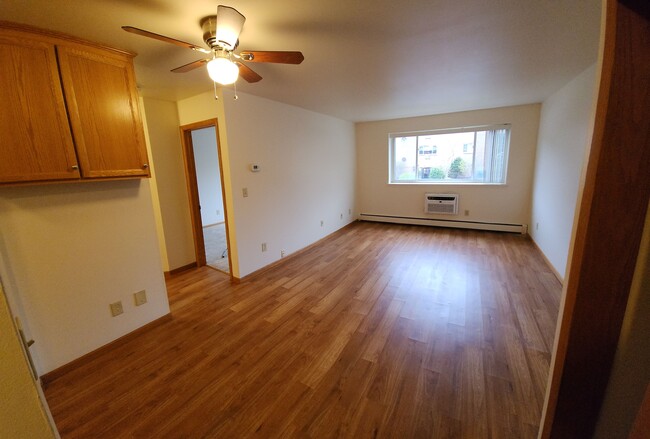 2222 E Belleview Pl, Unit 101 in Milwaukee, WI - Building Photo - Building Photo