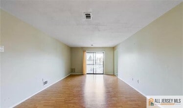 414 Sharon Garden Ct in Woodbridge, NJ - Building Photo - Building Photo