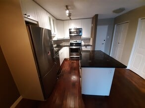 512 Cedar Cres SW in Calgary, AB - Building Photo - Building Photo