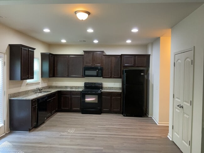 908 Pine Ln in Lawrenceville, GA - Building Photo - Building Photo