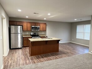 529 SE Maple Dr in Blue Springs, MO - Building Photo - Building Photo