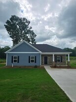 207 Charlotte Cir in Statham, GA - Building Photo