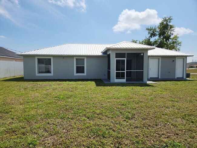 827 NE 23rd Terrace in Cape Coral, FL - Building Photo - Building Photo