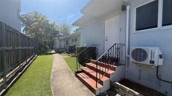 560 NE 67th St in Miami, FL - Building Photo